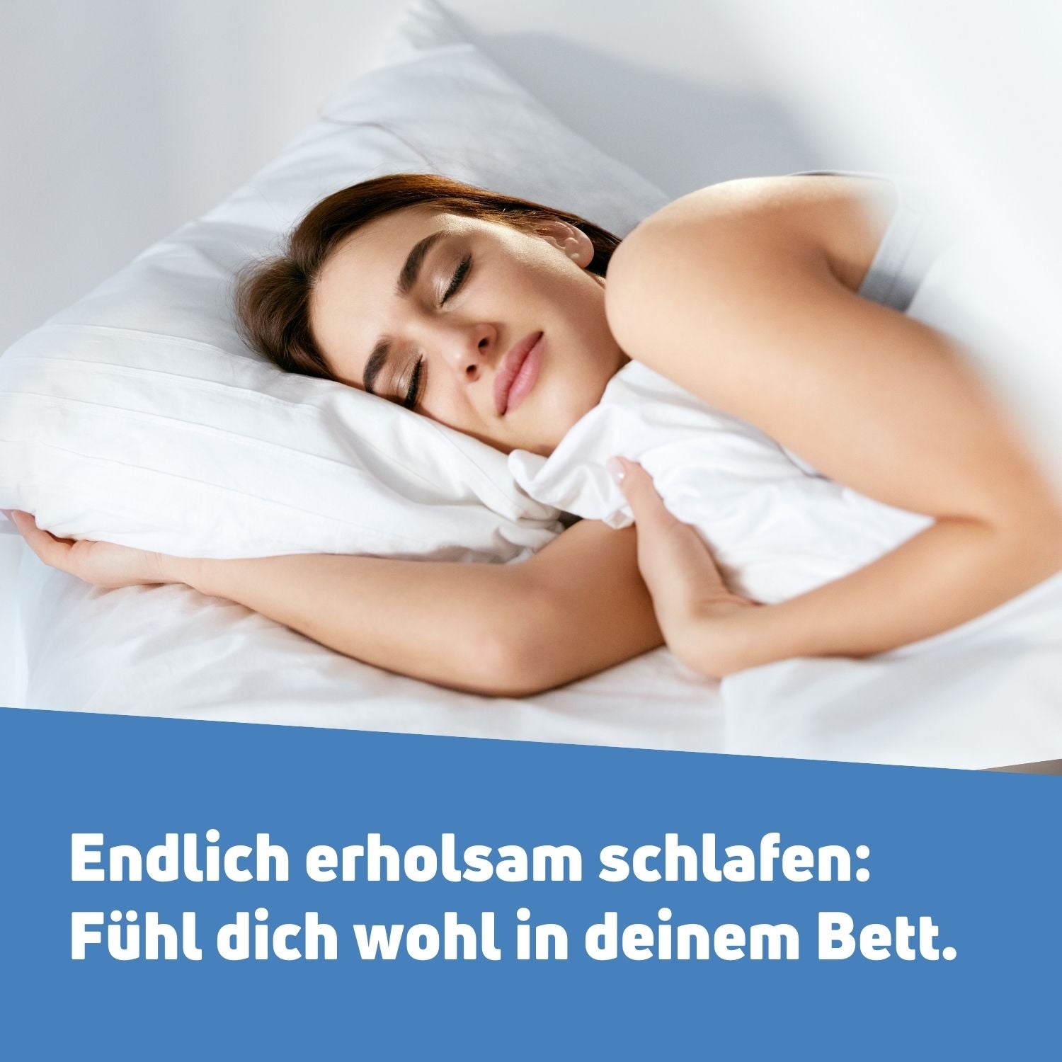 Frau schläft entspannt im Bett mit weißer Bettwäsche und fühlt sich wohl.
