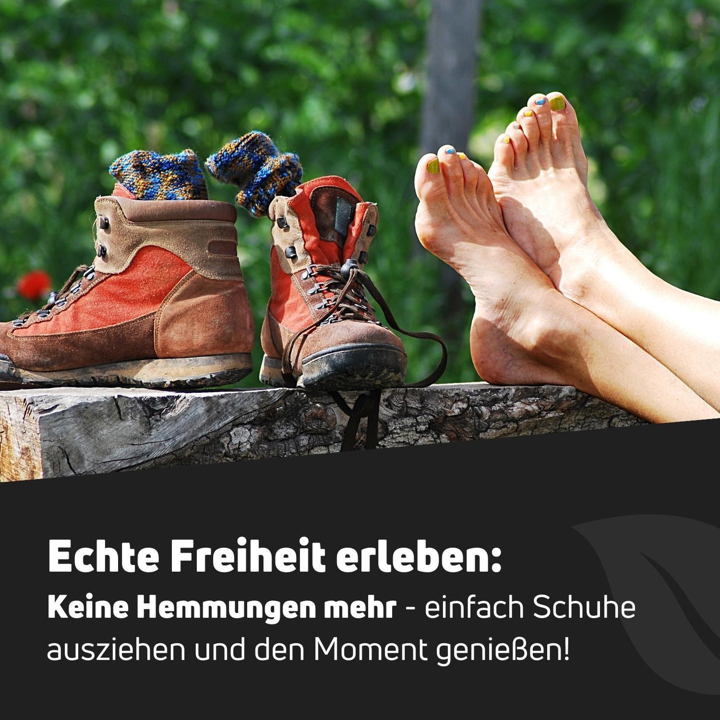 Bequeme Füße und Wanderschuhe auf einer Holzplattform, die Freiheit und Schuh-Hygiene symbolisieren.
